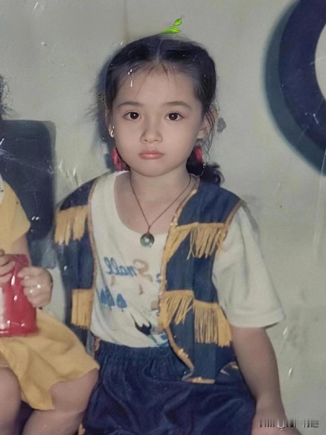 这位小女孩，你知道她是谁吗？等比例长大美女哦！很好认的！

她属于那种非常幸运的