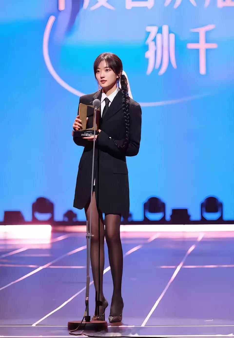 孙千不愧是腿精，这大细长腿比关晓彤也不逞多让啊 ​​​