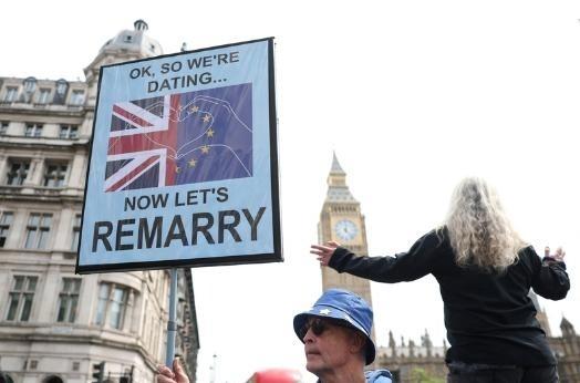 英国花了整整十年、付出了万亿英镑的代价脱欧，现在居然要跪着求着回去，还得被欧盟扒