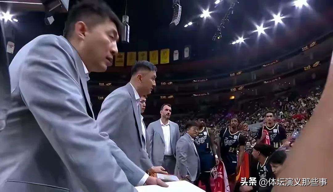 杜峰率领广东男篮赢球有多简单，给徐杰球权，不骂球员，与新疆男篮一战杜峰都做到了，