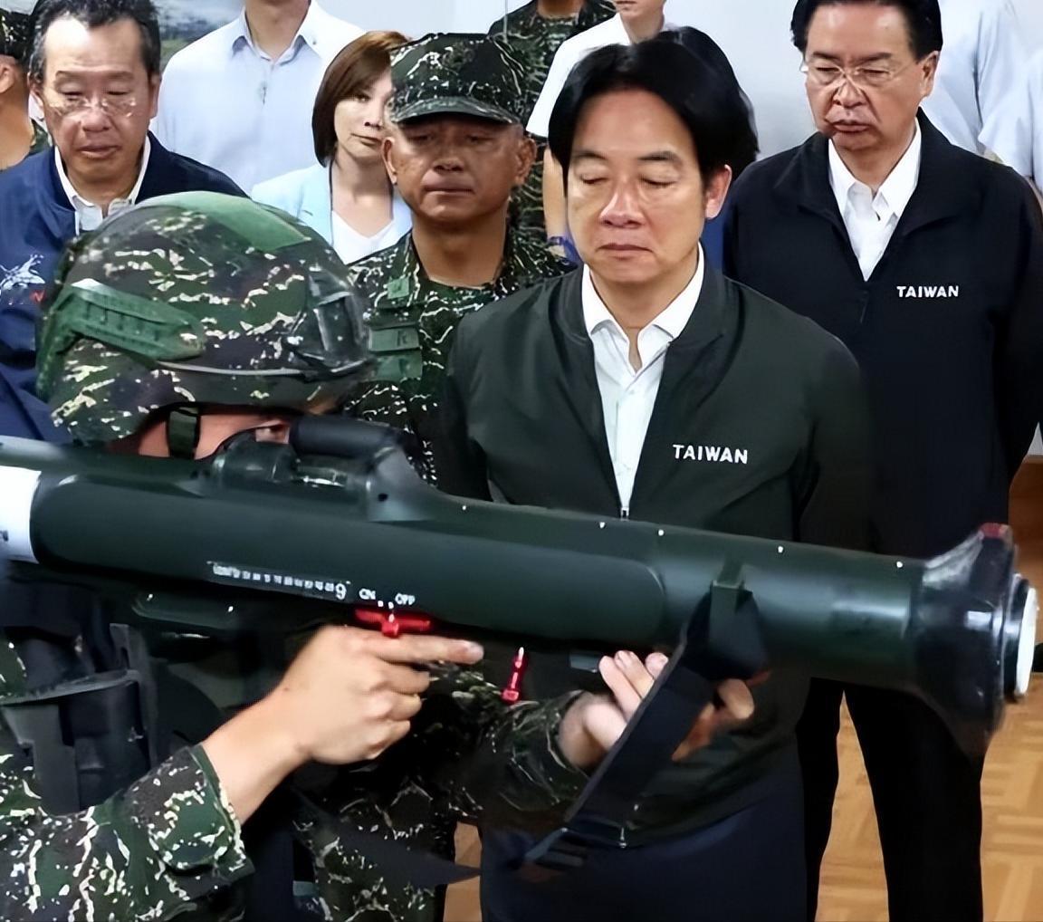 赖清德又作幺蛾子了！下令台军实弹备战，蒋万发表反统一言论：两岸和平容不得分裂挑衅