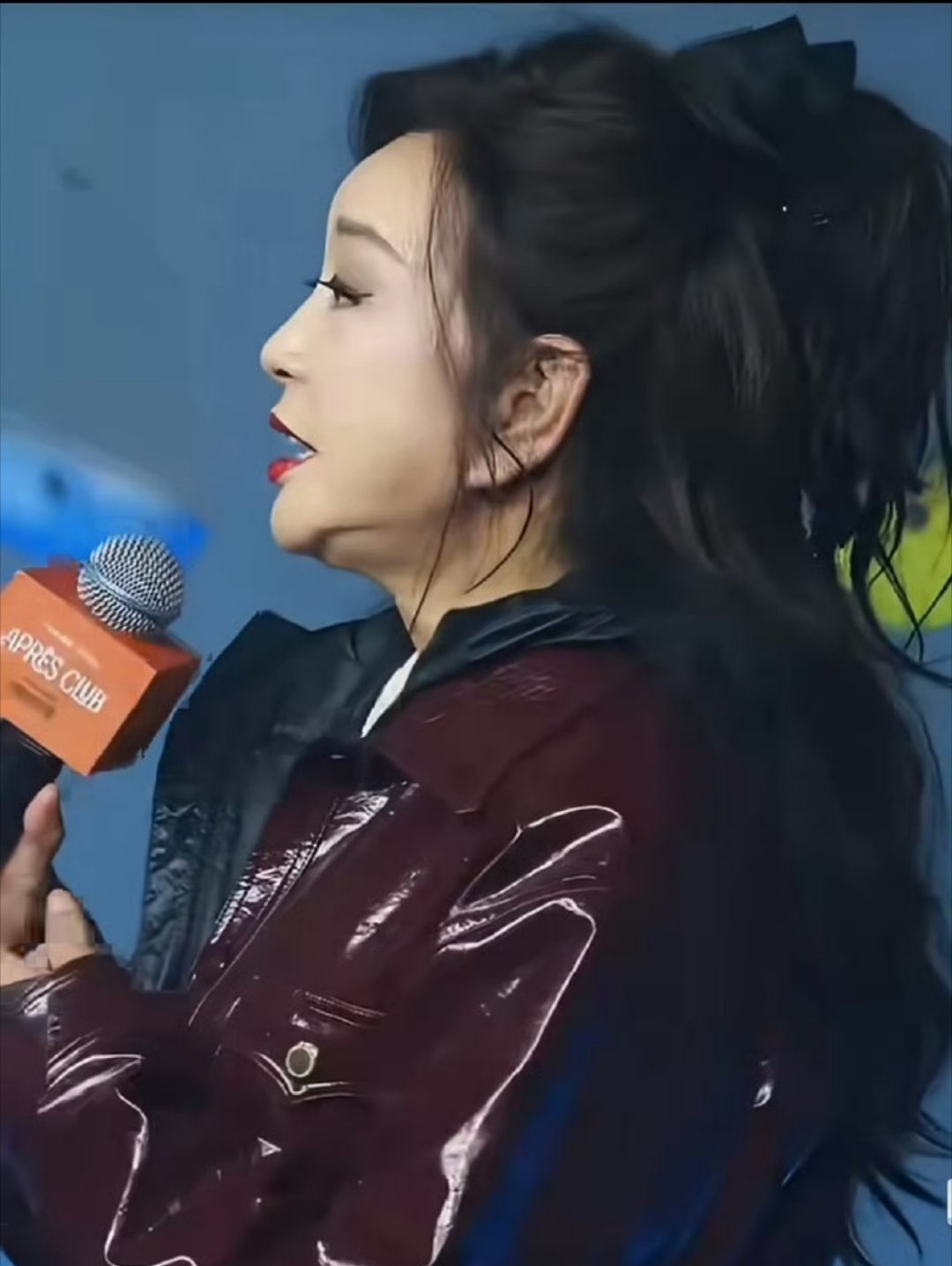 刘晓庆红色皮衣学院风刘晓庆红色皮衣学院风又飒又有少女心，利落红皮衣碰撞元气学院风