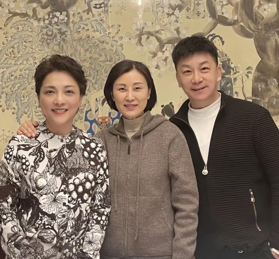 三位戏曲名家同框，右边那两位，京剧迷肯定一眼就认出来了，毕竟都是大家耳熟能详的名