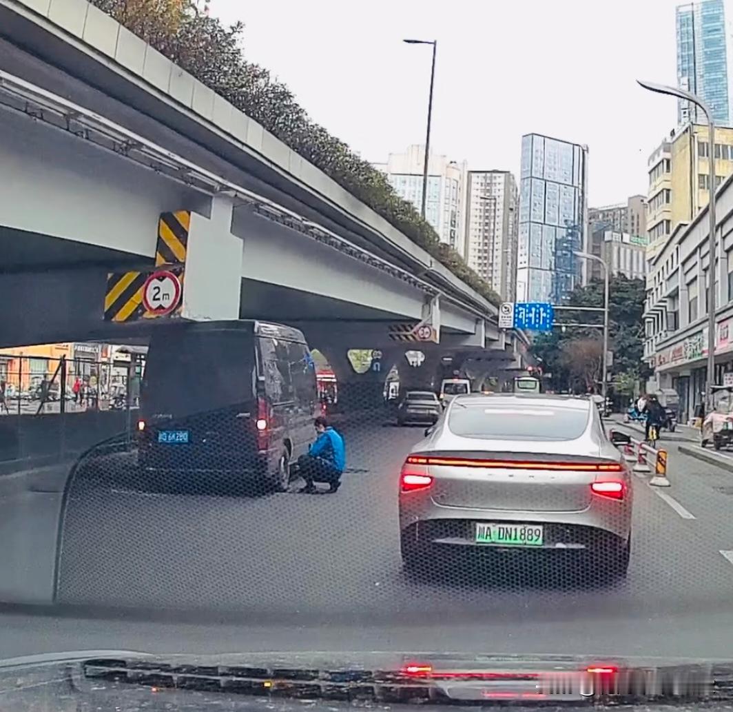 卡住了吧😬
人不能太低估自己，车也不能