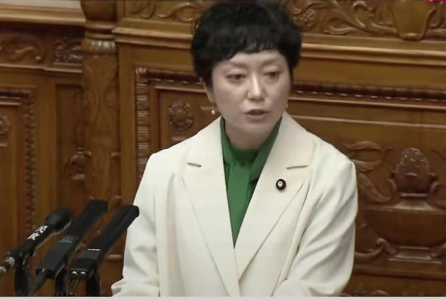 2月26日，日本参议院全体会议上进行了代表质询，令和新选组共同代表奥田严厉质询高