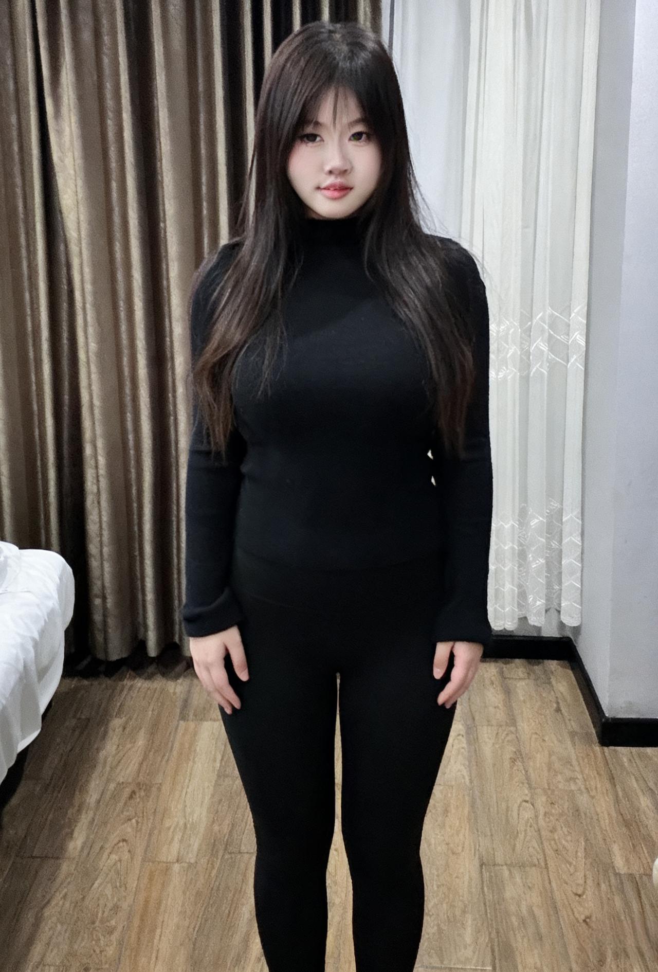 室暖灯明意自安，黑衫黑裤映清欢。
身如静水常含韵，笑对流年意自宽。
