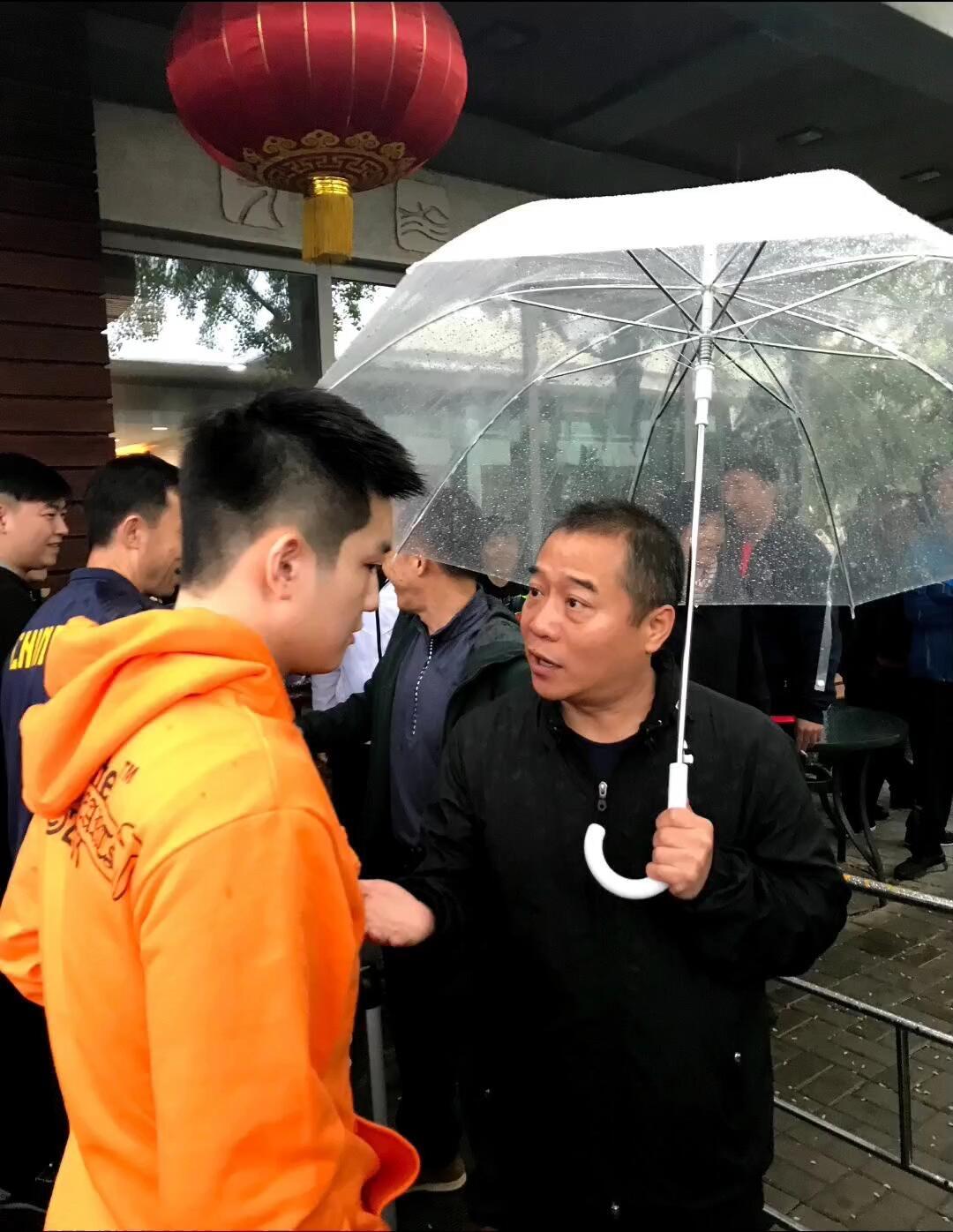 王涛对小胖的感情谁懂，就是全部心血，想把小胖送出去，给他最大的助力！
很懂事很听