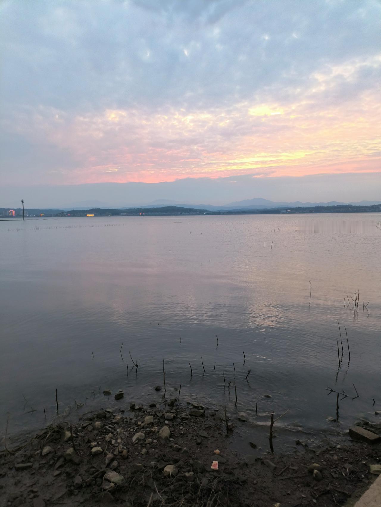 端午我们去嵩县陆浑水库湿地公园游玩了一番。那里有广袤无垠的水库，周边皆是热门的网