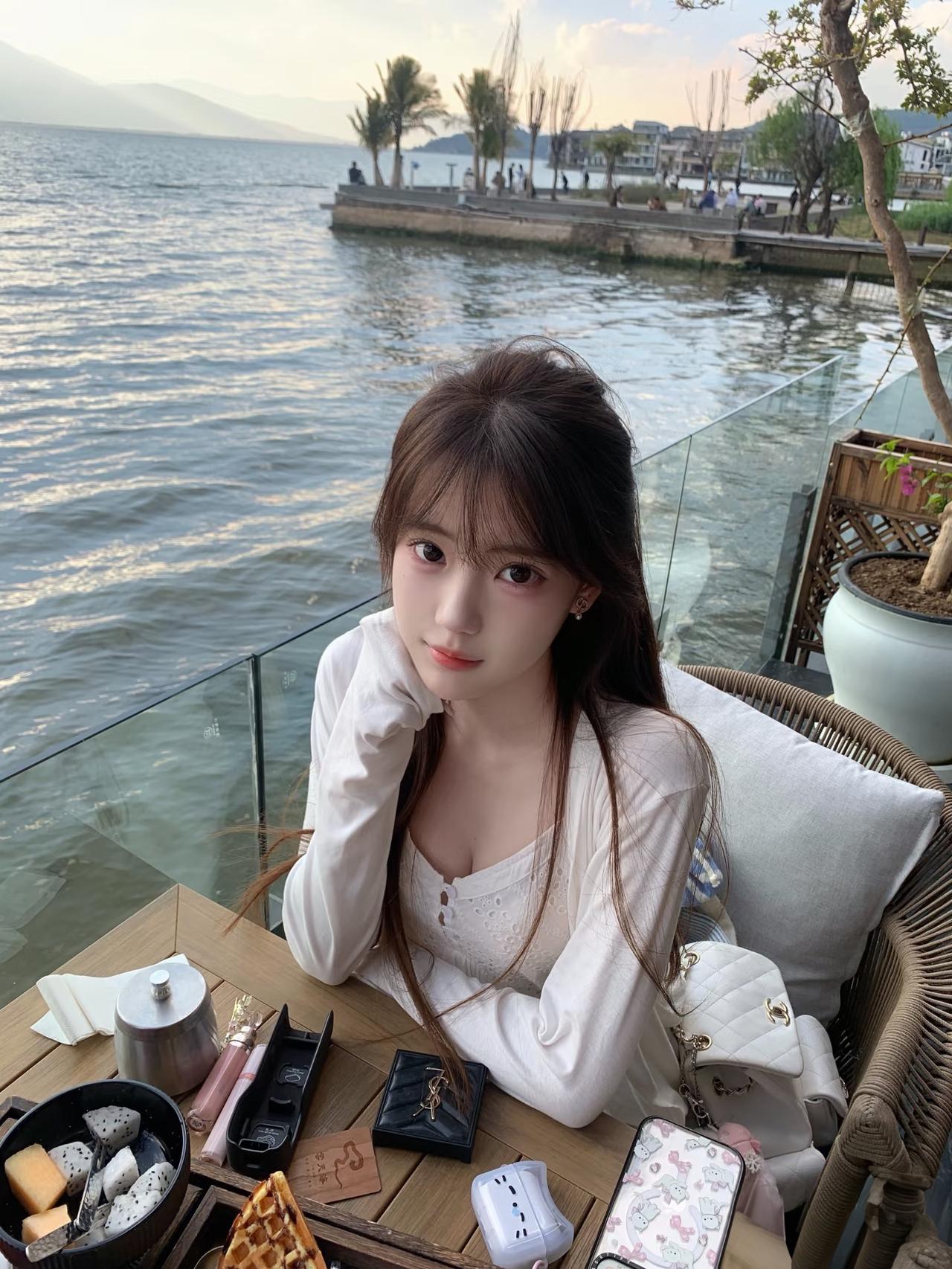 湖边游玩，真的很美丽，湖边餐厅吃个饭，欣赏远处的美景！