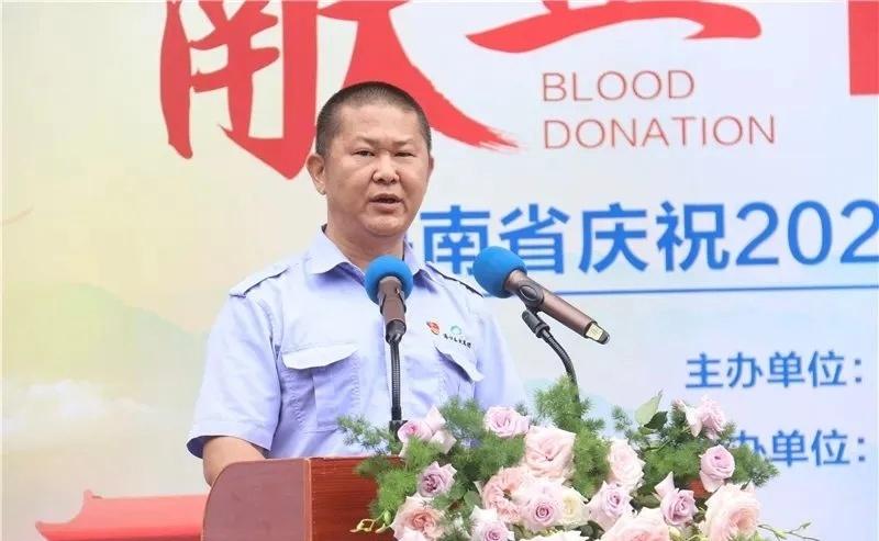 谁懂啊！海口公交司机刘筱杰的事迹真的破防又暖心！二十多年无偿献血290余次，是妥