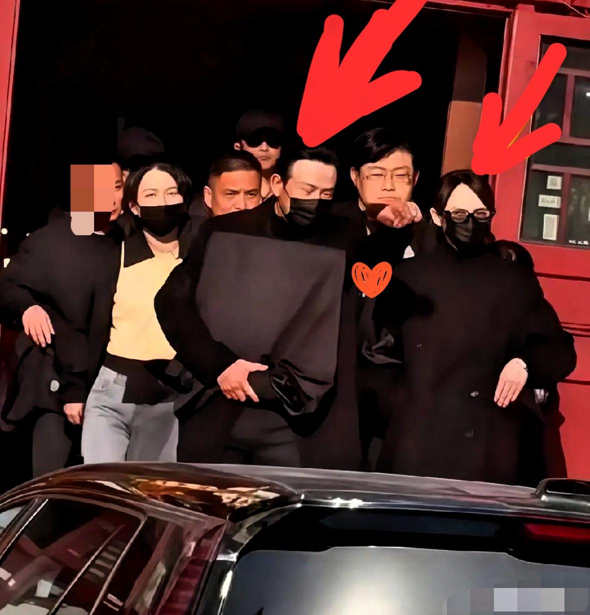 没有人觉得，
罗晋和唐嫣这次的错峰顾家让人佩服吗？

罗晋爸爸葬礼上，唐嫣低调现