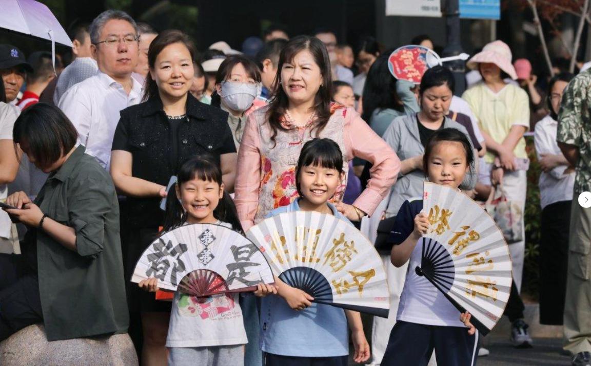 6 月 8 日下午 5 点，最后一声终考铃落下，我在长沙一中考点外，看到了今年最