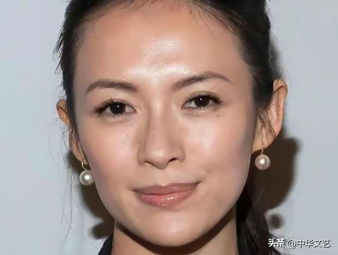 素颜的章子怡也是国色天香，一双水汪汪的大眼睛写满了忧伤…