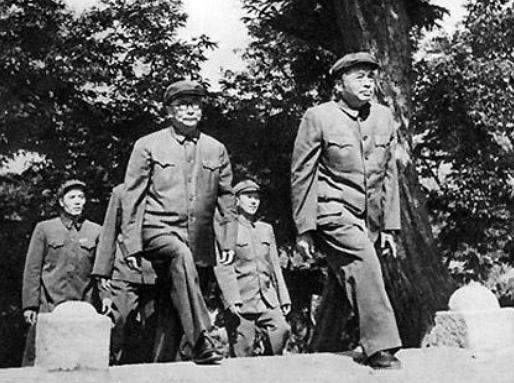1951年彭老总从前线回京，落地后立刻驱车直奔玉泉山，毛主席见面关心的问道：“你