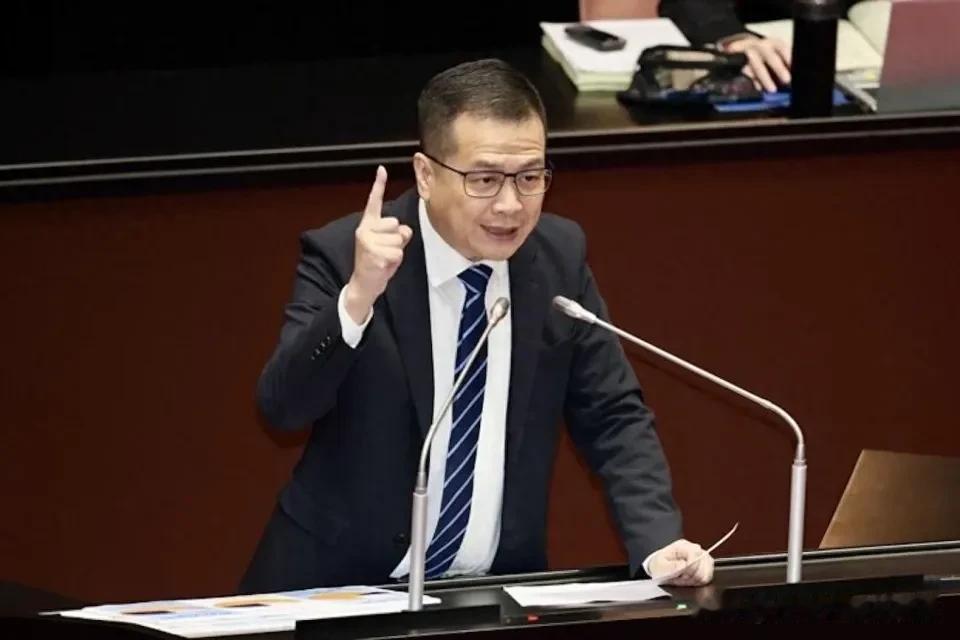 警民大对峙！罗智强怒斥绿营滥用检调 台湾司法信任崩盘
 
2025年8月30日，