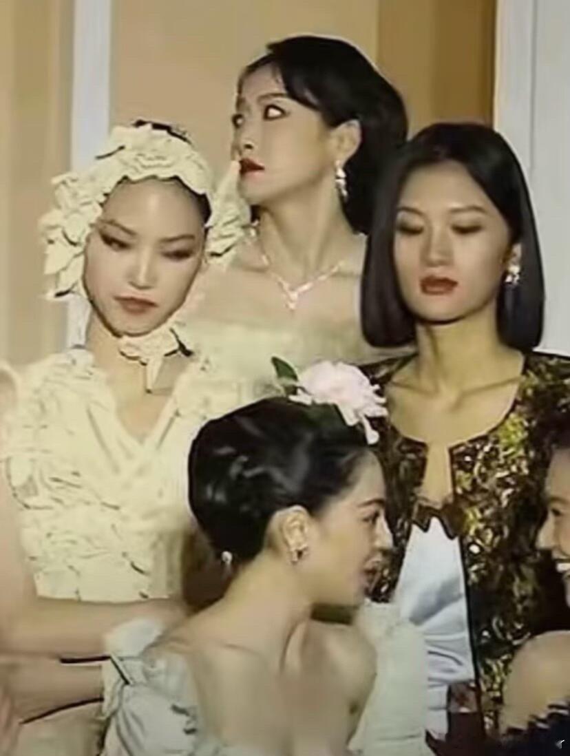 钟楚曦现状这张图哈哈哈哈哈哈 搞笑死了搞笑死了哈哈哈哈哈哈这俩人表情神同步模特圈