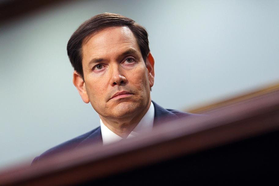 特朗普重返白宫一年后，白宫里闹得鸡飞狗跳。2026中期选举快到了，副总统万斯突然