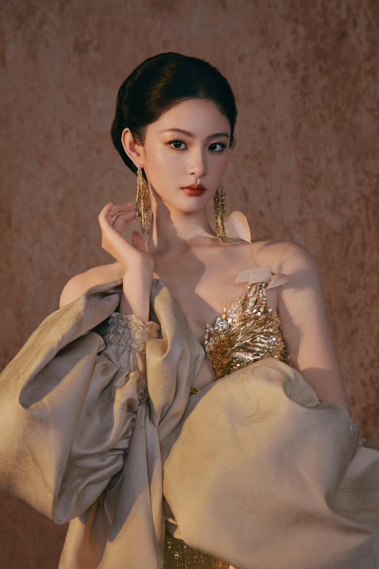 赵晴又瘦了好多赵晴骨相时装周原相机直拍，赵晴又瘦了好多，身形纤细出众。得天独厚的