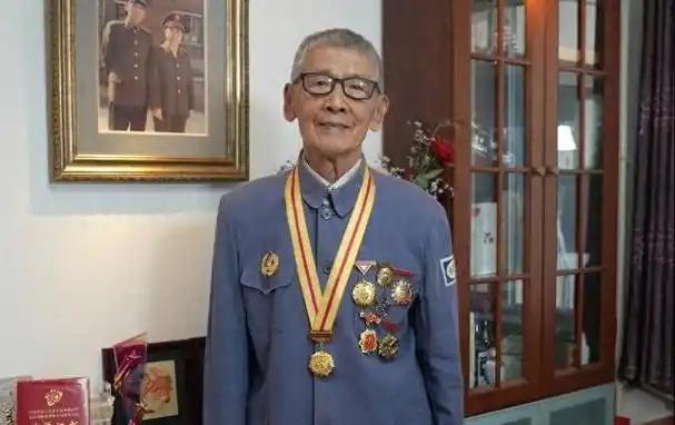 1929年，他出生在江苏东台的一个中医世家。父亲储启是当地有名的老中医，人称“启