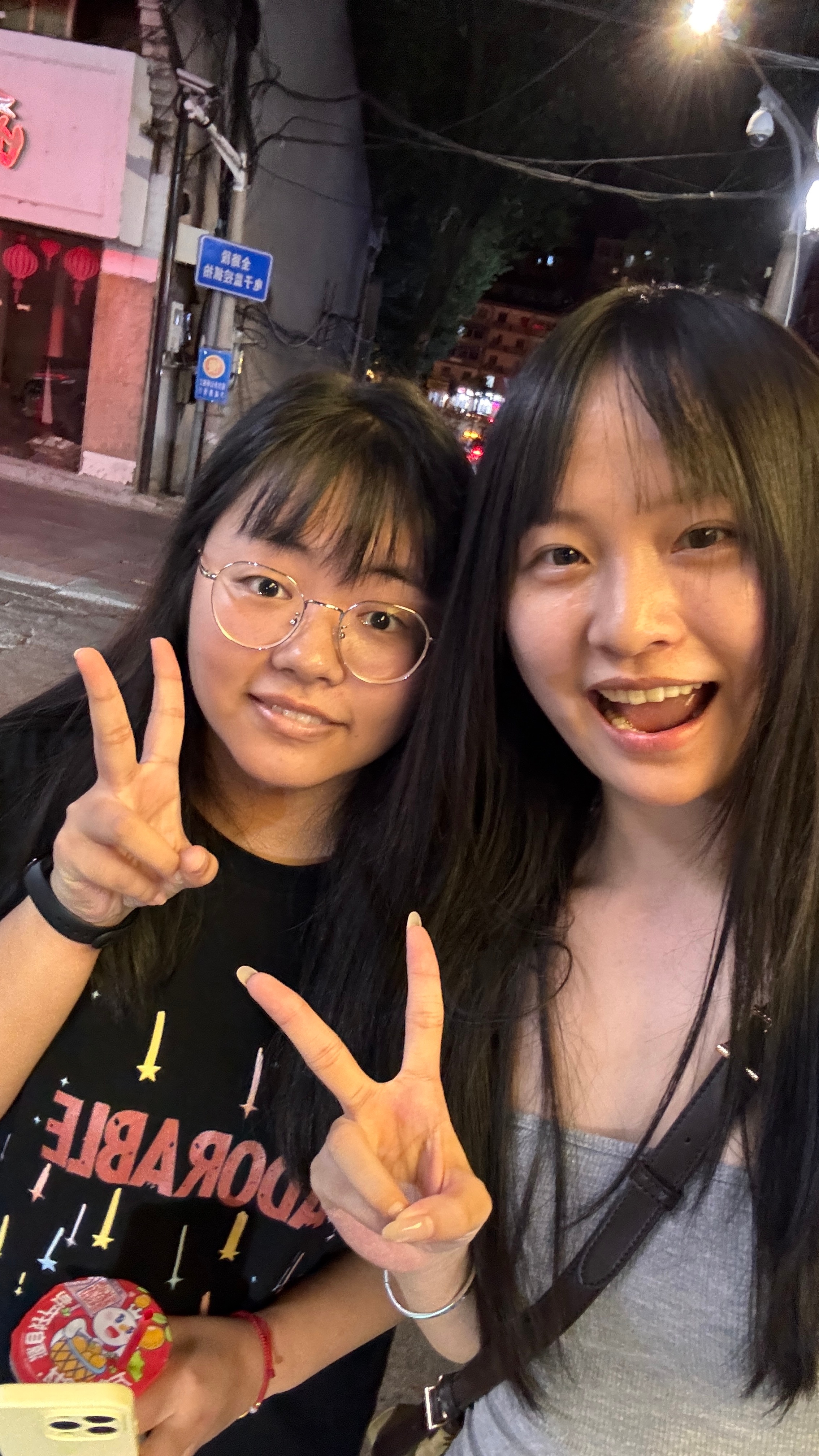 今天回家的路上遇到了好多好多宝宝我也用我手机拍照留念啦还有好几个宝宝是在车上叫我