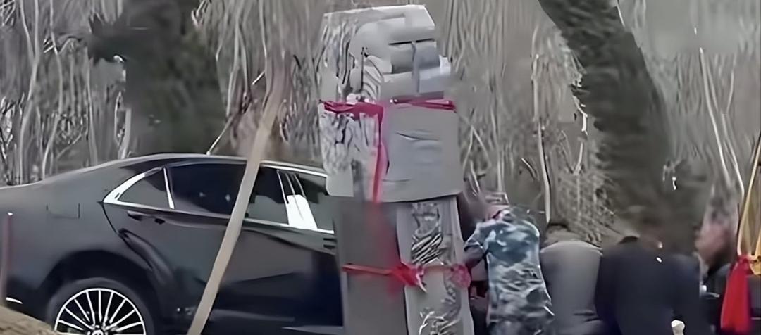 关于辽阳百万豪车陪葬被埋事件，你怎么看？
       有钱，就用百万豪车陪葬。