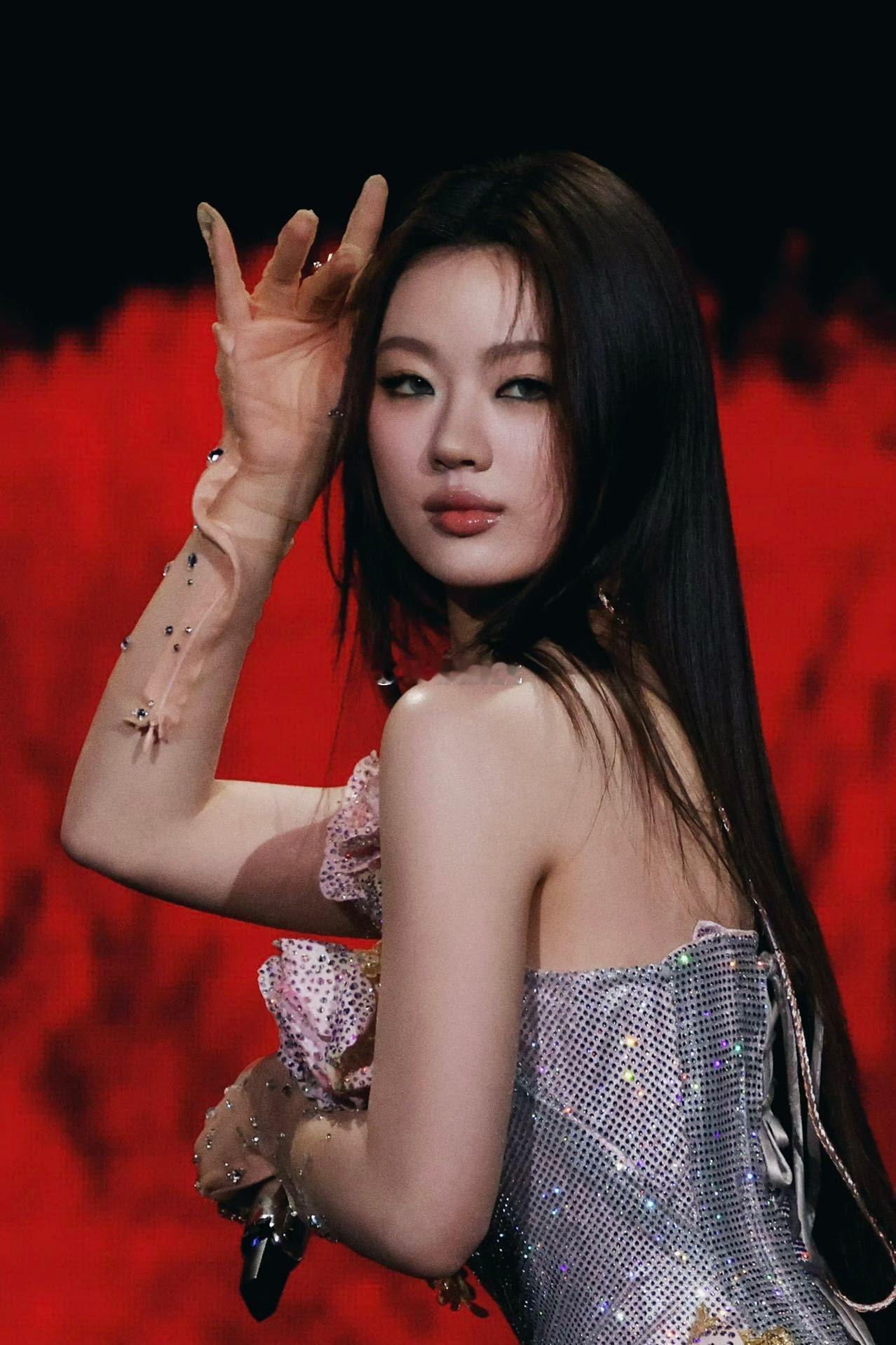 单依纯蓝帽子单依纯高音穿透力好强歌手直播 救命！单依纯今晚的直播造型和舞台直接美