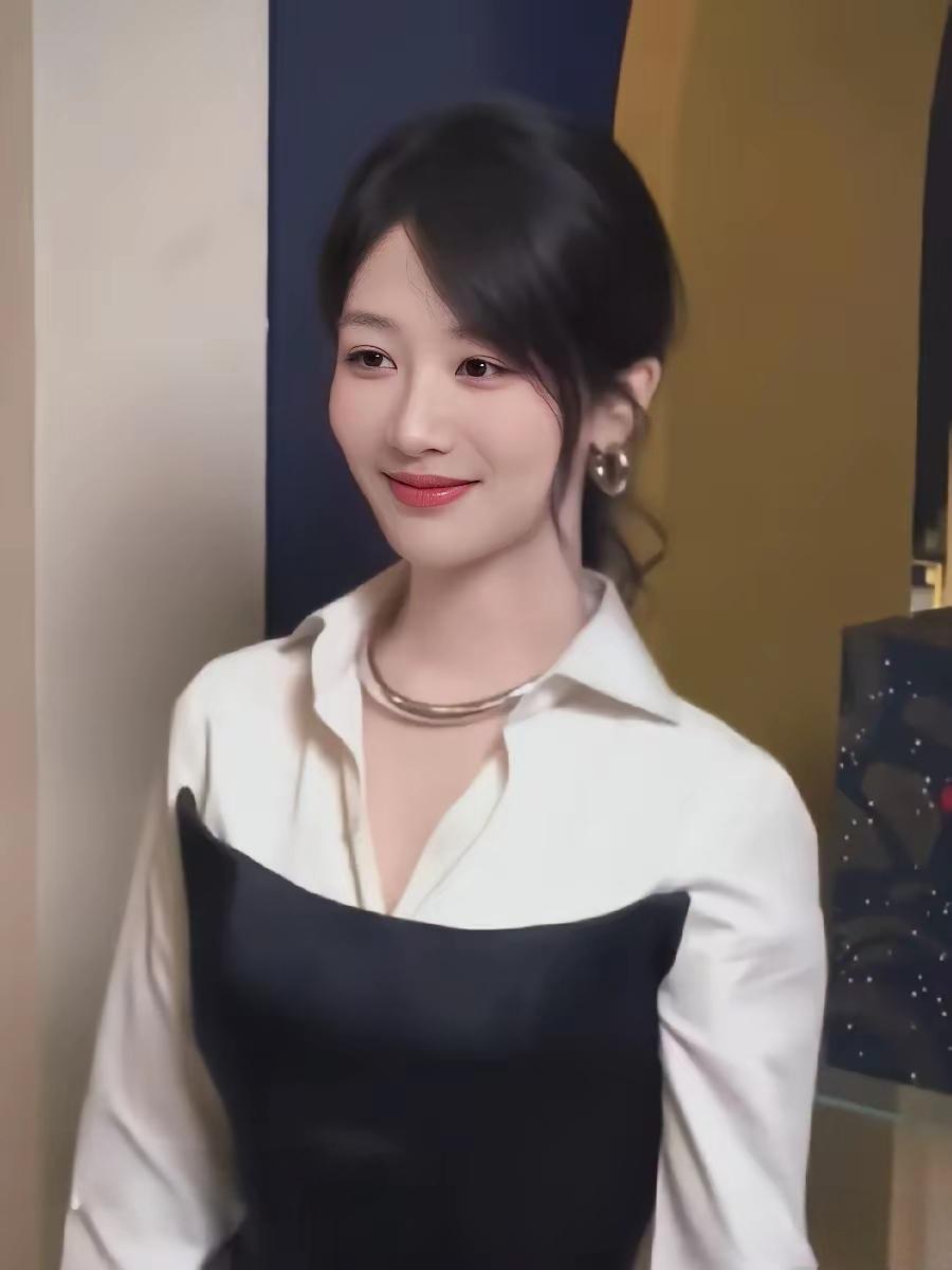 从小看到大的杨紫，颜值始终在线。褪去青涩愈发温婉动人，三十多岁韵味十足，气质优雅