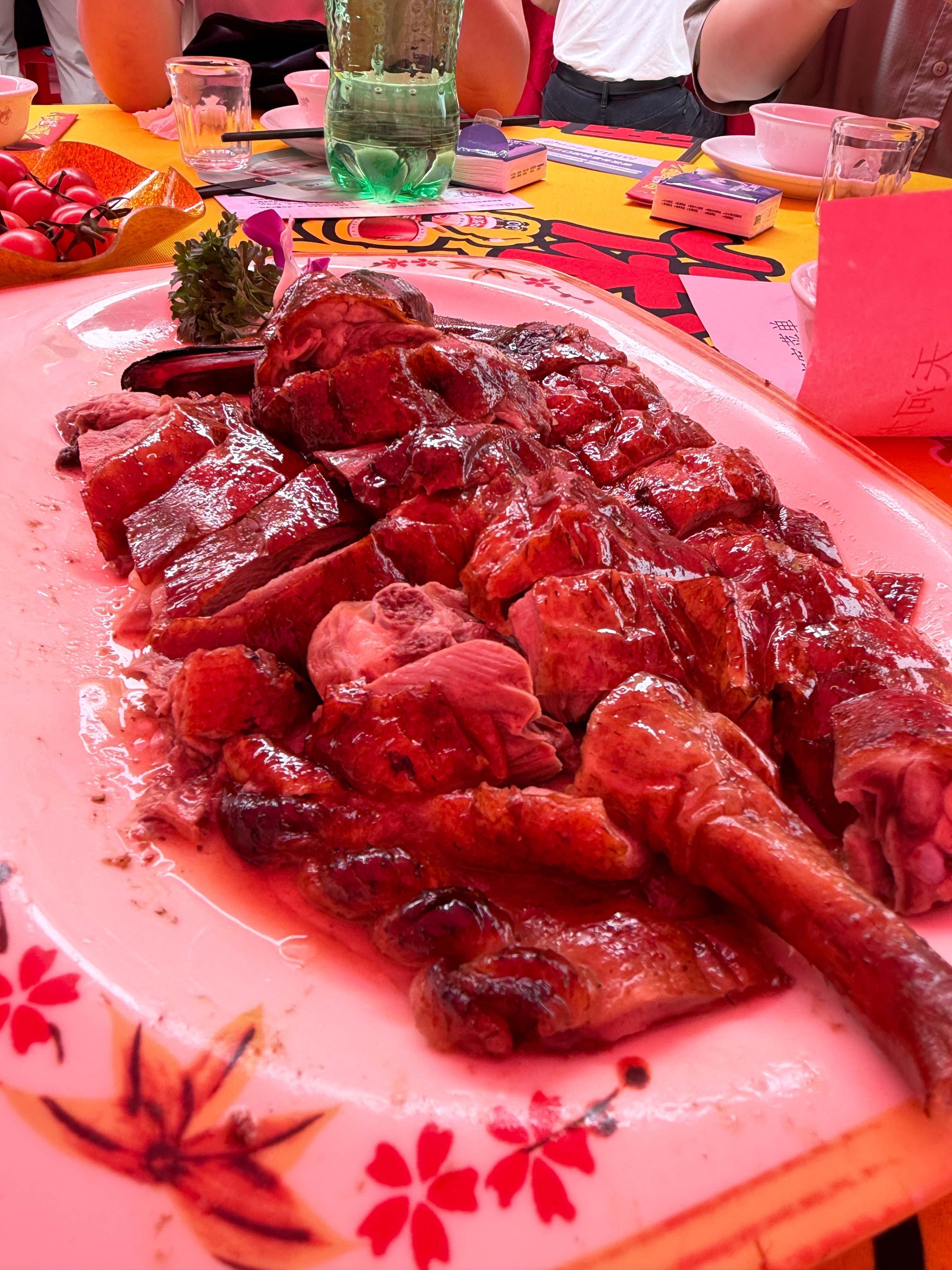 龙舟饭长什么样美团买药十里乡亲齐聚一堂共吃龙舟饭，团圆氛围感拉满。愿吃过这席饭，
