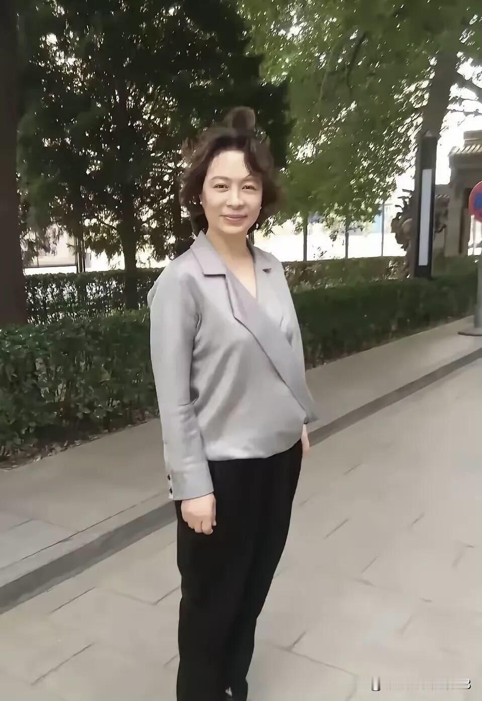年龄大了之后的她看起来不是一眼就惊艳的那种女演员，但是她温婉的气质让人看着特别舒