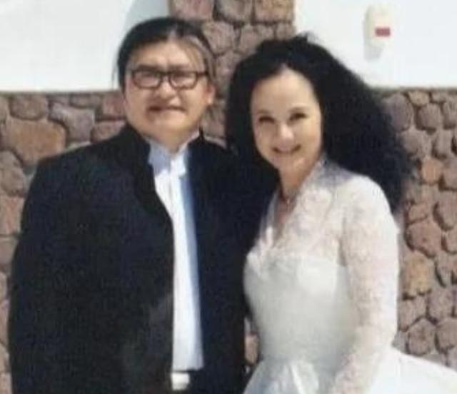 1987年，刘欢对主持人卢璐一见钟情，认识9天后就求婚成功。可是去民政局登记时，