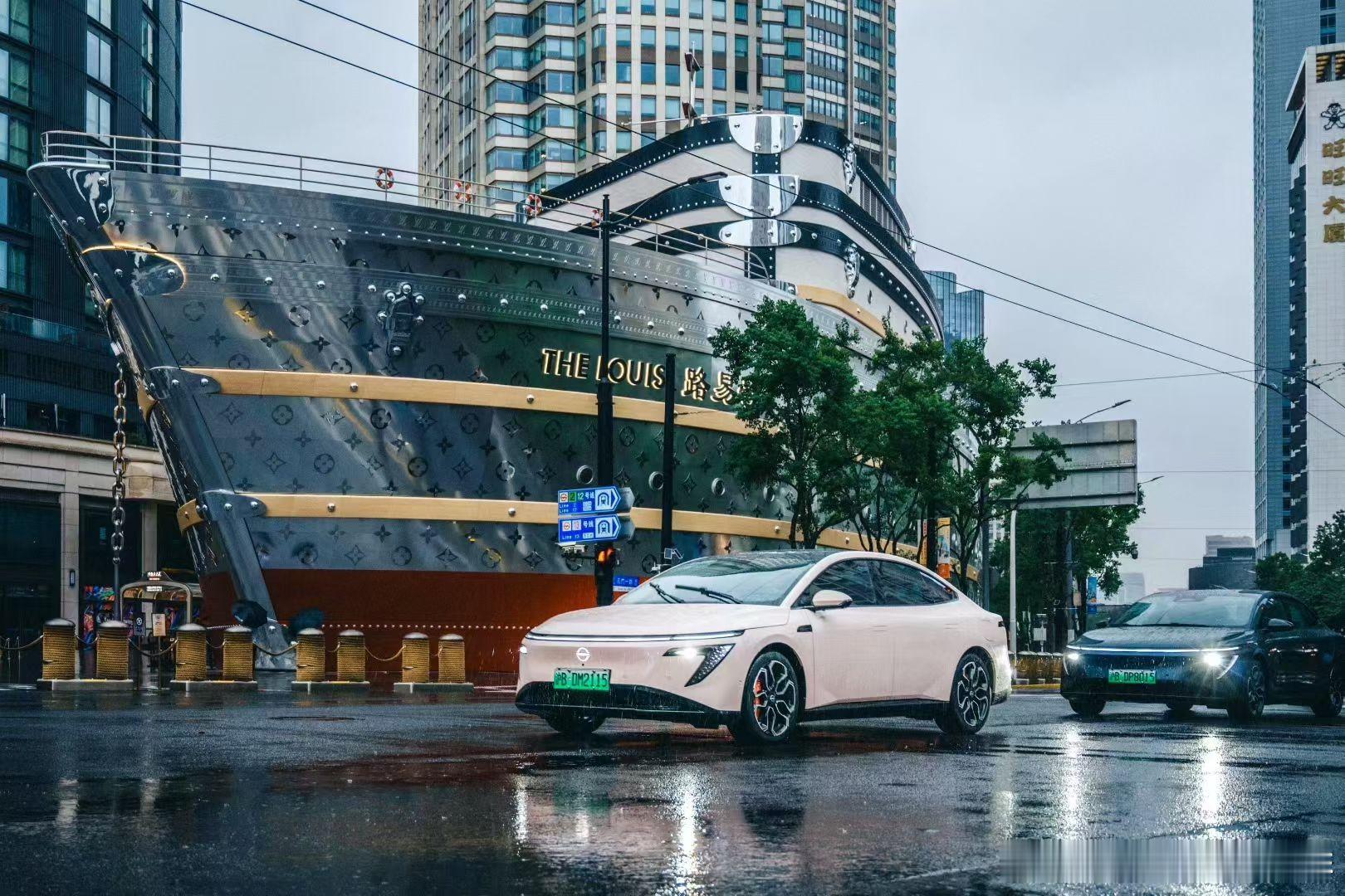 各位亲都知道上海的新打卡点——路易号吧，东风日产新能源品牌店就在隔壁，上海市静安