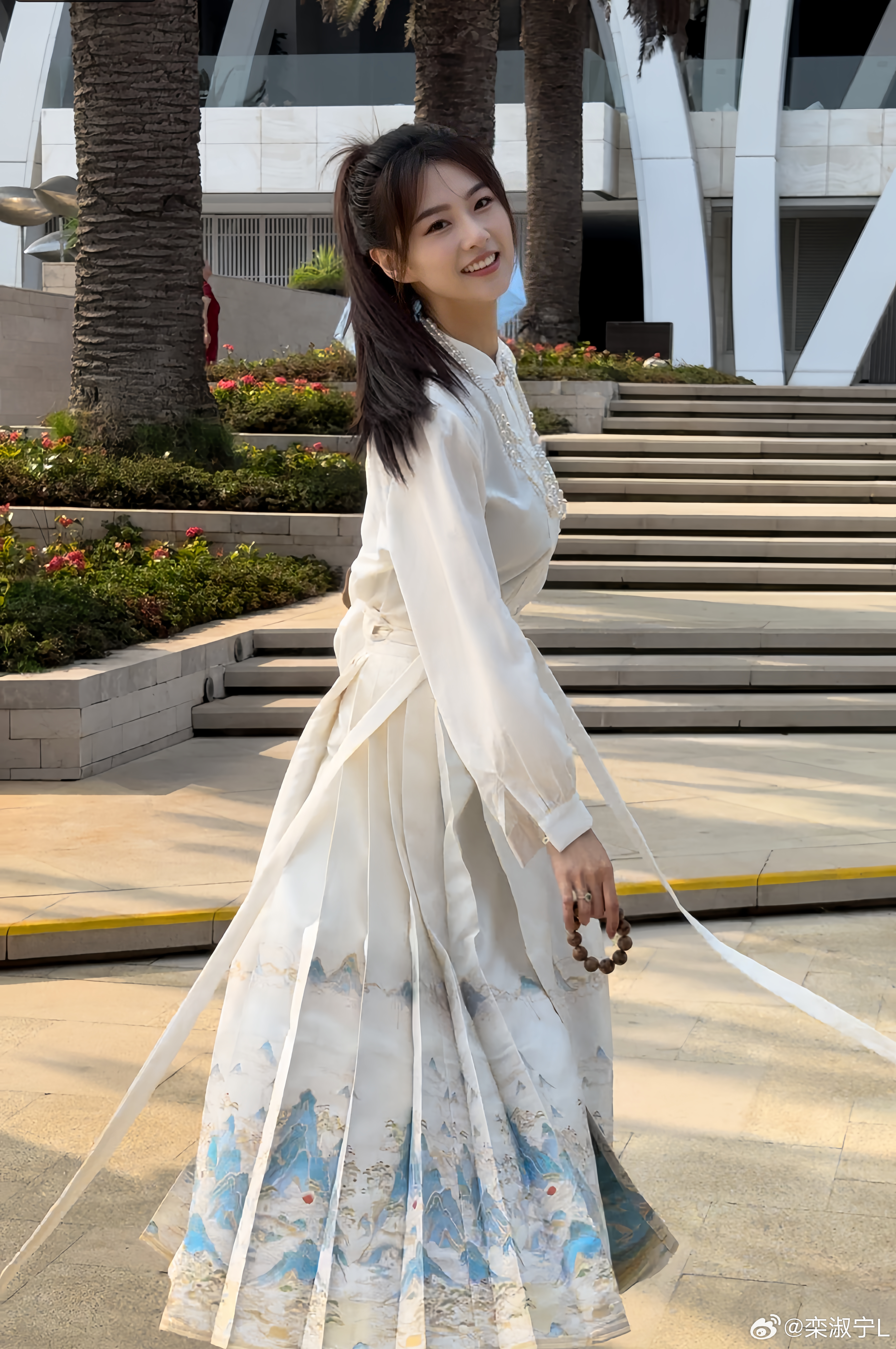 白色马面裙就发个照片吧～ ​​​