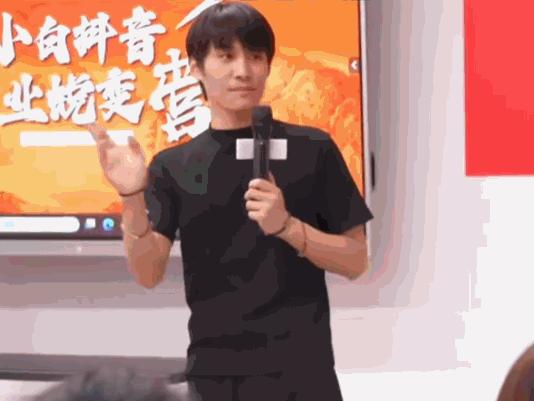以前全网数一数二的网红疯狂小杨哥，账号粉丝早就跌破 1 亿，热度一天不如一天。直