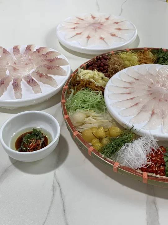 在自贡华商！一直想吃的鱼生！一口🥢大满足‼️