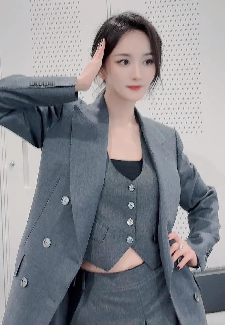 @杨幂 最新～敬礼[比心]