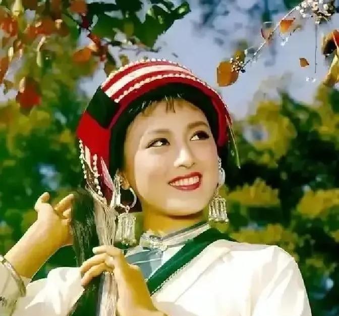 杨丽坤这辈子挣的工资奖金，加起来不到两万块。可她走后，丈夫用她的名字做生意，赚的