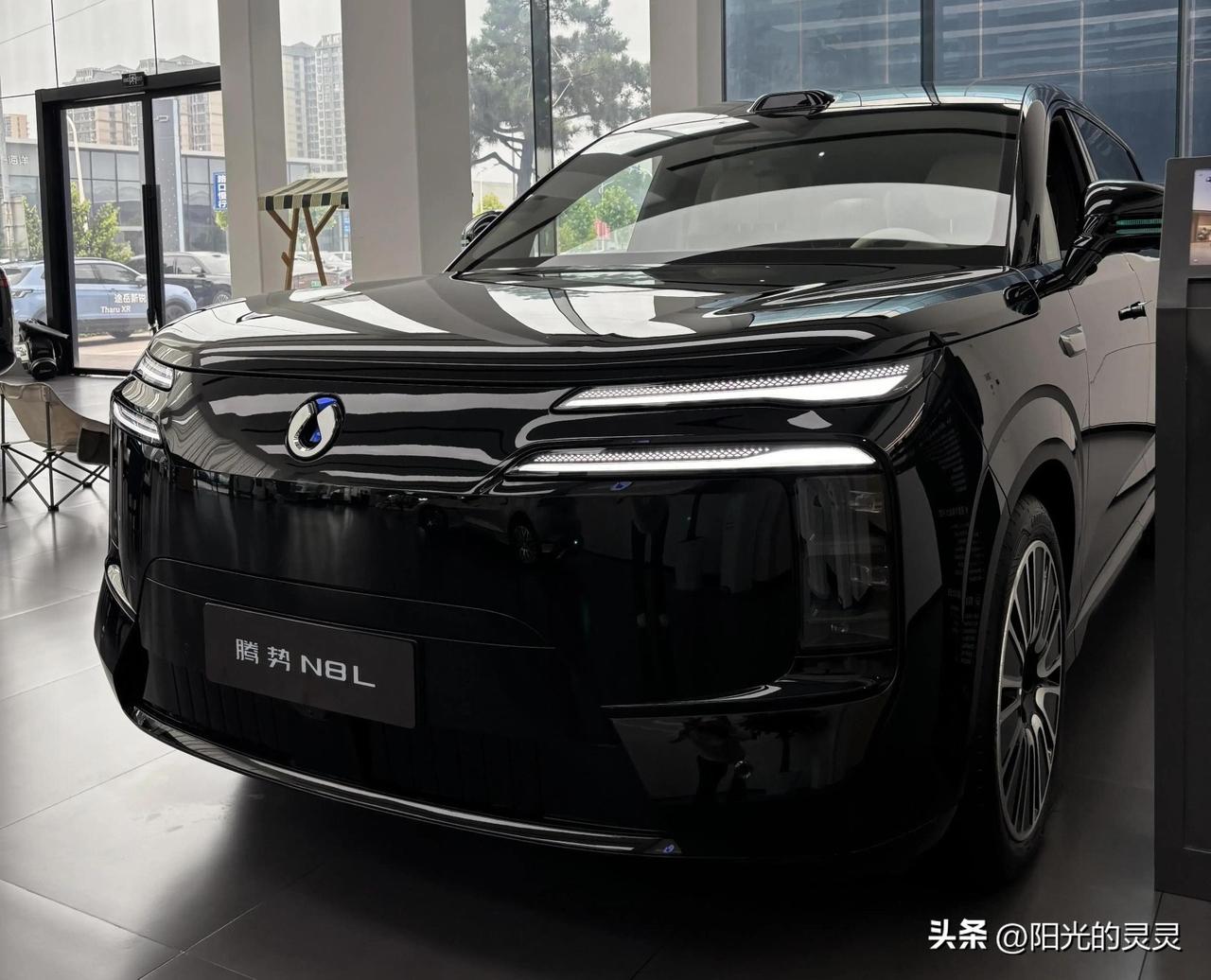 利好消息又来一款：
腾势N8L闪充版6月23日隆重上市。

它有哪些亮点呢？值不
