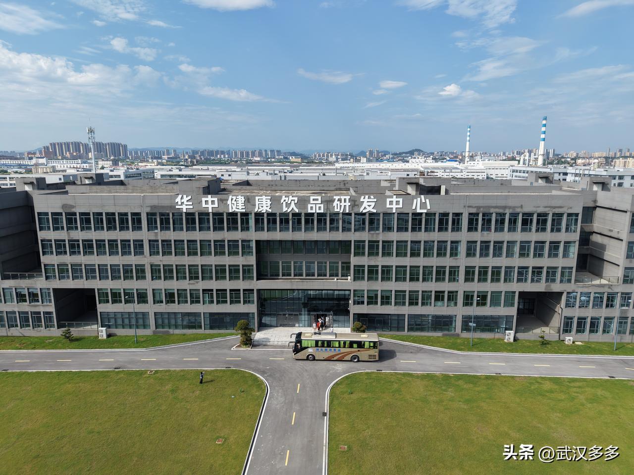 【网络名人探访元气森林咸宁研发中心】7月24日，“网络名人咸宁行”走进华中健康饮