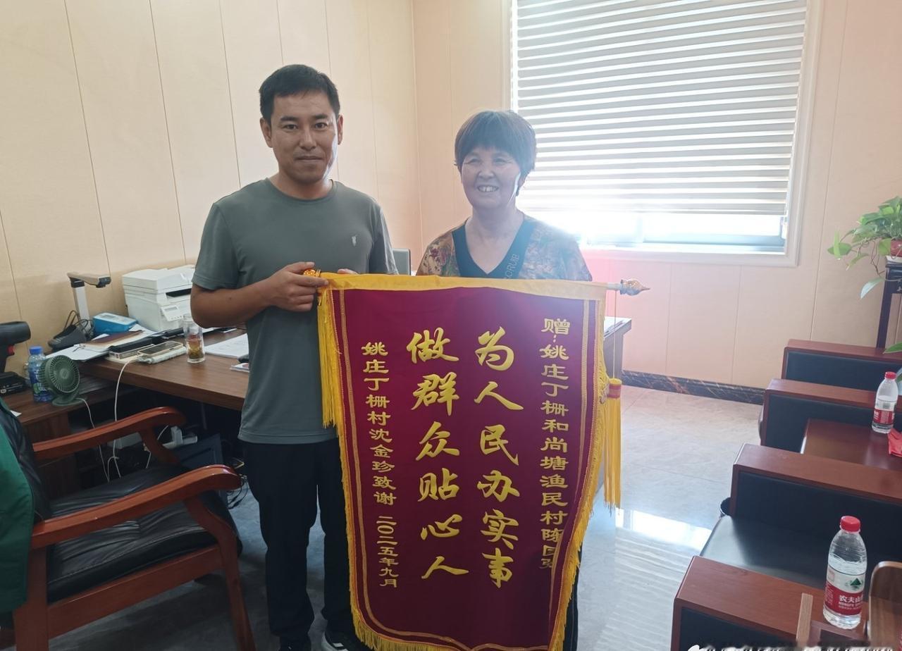 嘉善退役军人暖心救助彰显党员担当【雨天路滑老人摔倒，他一个举动超暖心！】去年冬天