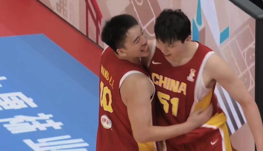 场球，中国男篮等了太久。

终场前2.2秒，比分胶着，空气凝固。赵继伟边线发球，