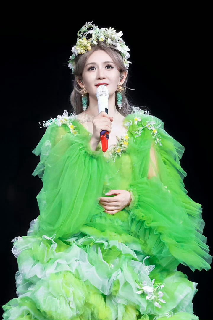 谢娜一封公开情书谢娜10年风雨写的一封公开情书一纸情书写尽十年，含泪歌唱万般动容