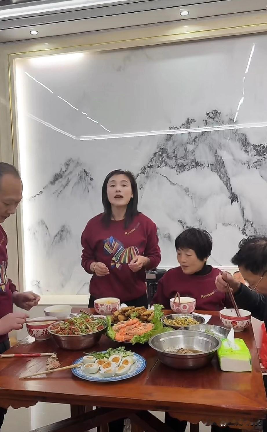 瑾汐今天真的是人气爆棚，
直播间里上10000人了

瑾汐今天直播卖的有刀鱼，咸