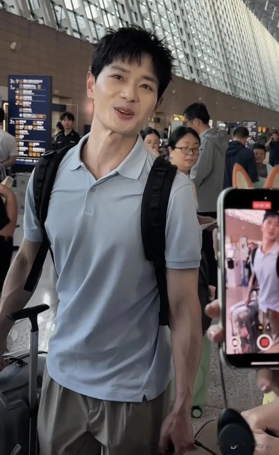 曹骏现身机场！这次出发去云南啦！现身机场的他，一身简约穿搭尽显少年感，清爽干净的