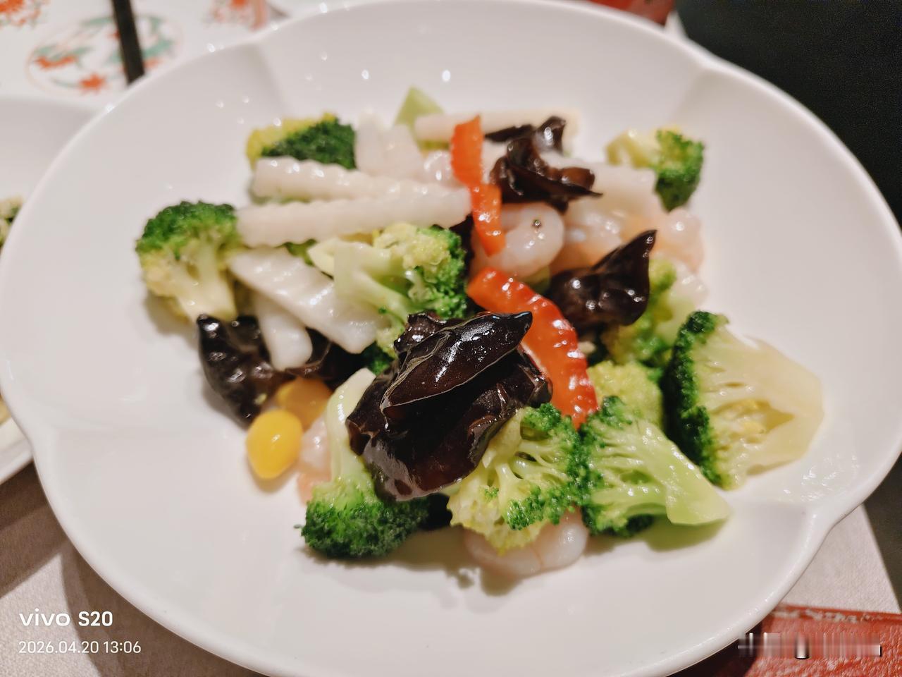 今天春天姐姐和春天姐姐的大哥我们仨一起吃饭。要说北京的饭店最好吃的是啥？我说是北