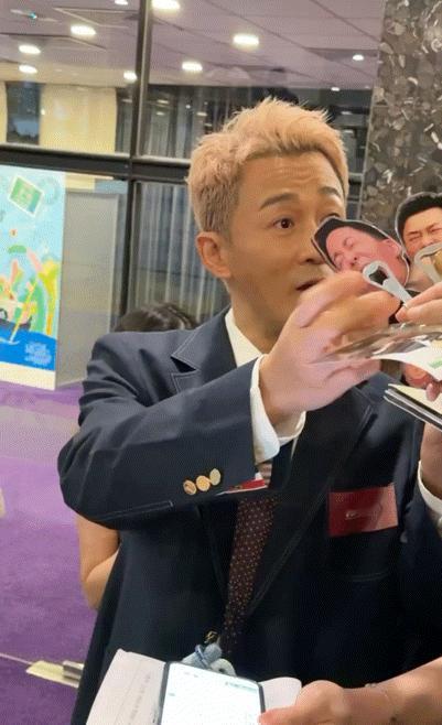 哈哈哈哈哈哈我盯着林峯收到这个礼物的表情一直笑。[笑cry] ​​​