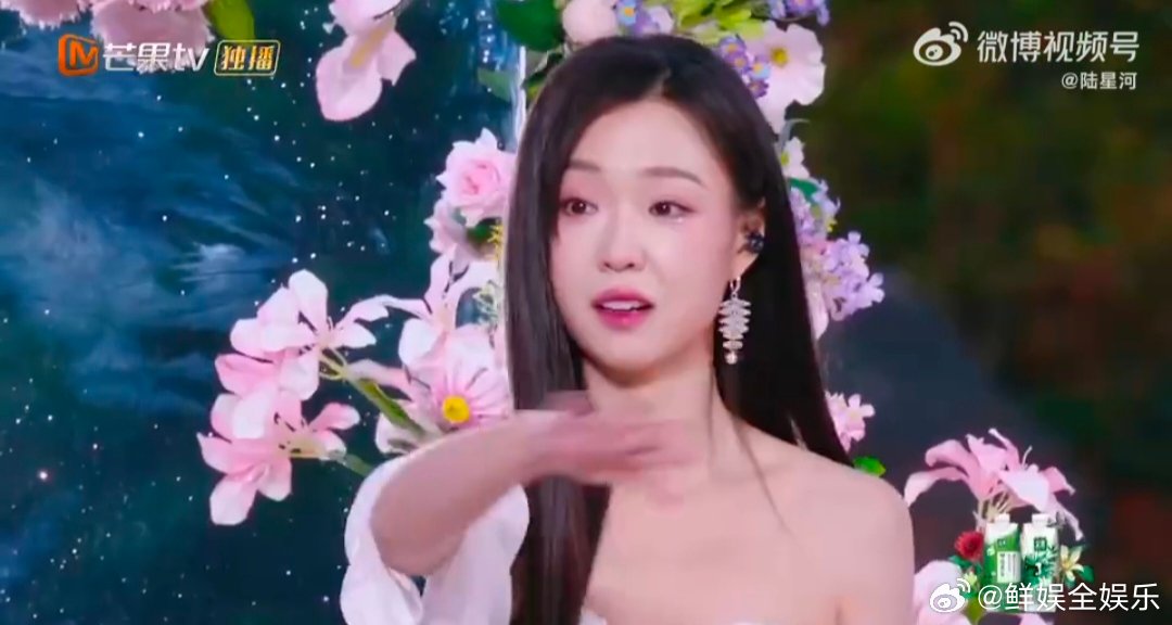 蒋一侨舞娘的回旋镖正中眉心乘风2025被浪姐6二公蒋一侨和宋妍霏的互动暖到，台上