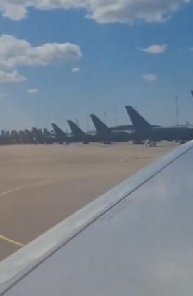 【美国空军加油机部署在本古里安机场 目前，包括 KC-135 和 KC-46 在