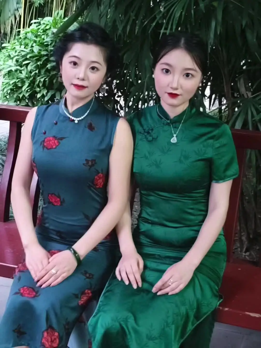 我们常在时光里漫谈，言语轻盈。像夏夜浮动的萤火，斑斑点点，像秋晨升起的...