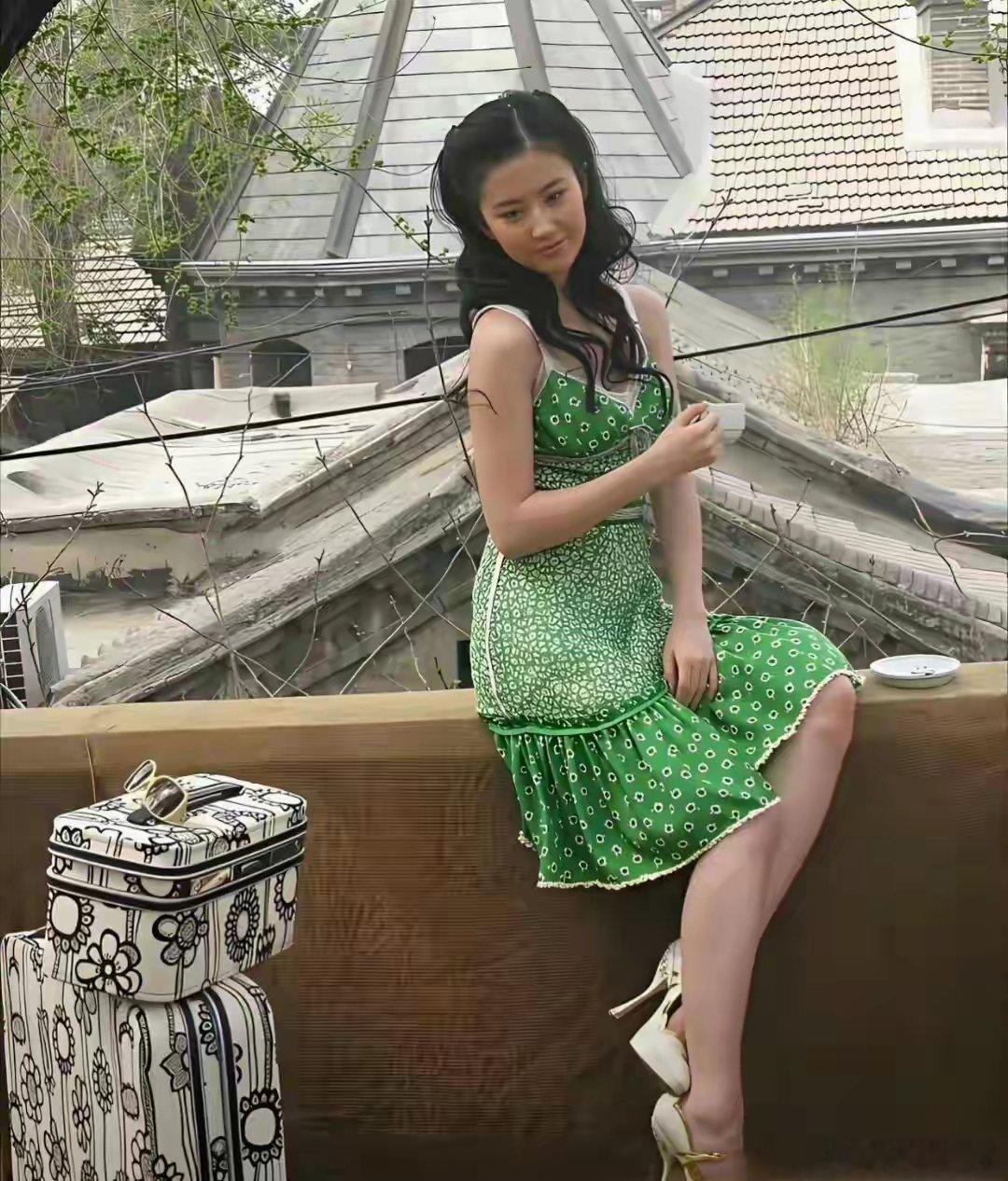 2008年的刘亦菲，没有滤镜没有修图，除了小粗腿，还凑合。 