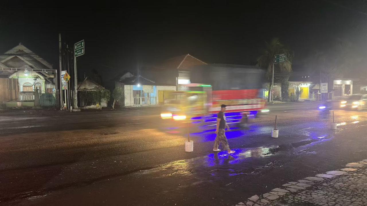 站在印尼街头，那轰鸣的摩托车声音和飞速穿行在汽车中间的大大小小摩托车，就让我想起